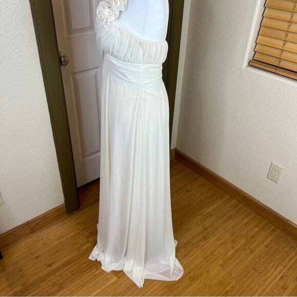 Cindy USA White Floral Applique Gown. - Picture 6 of 14